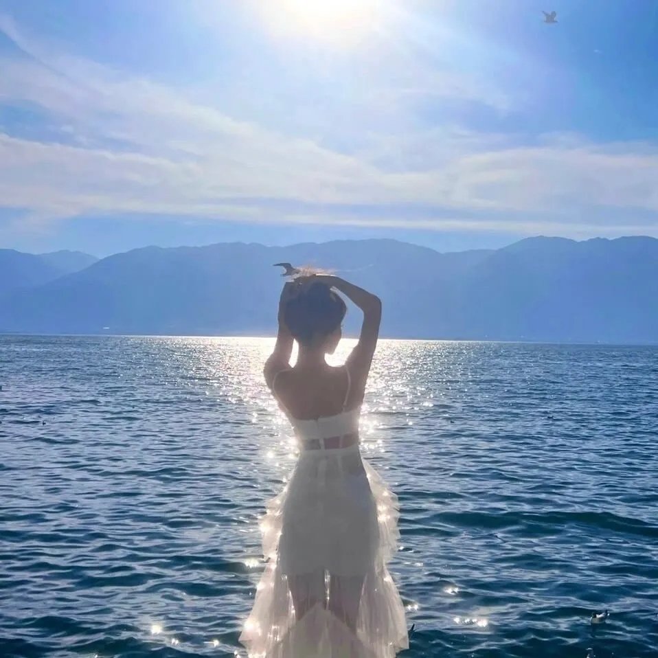 美女与液体人 海报